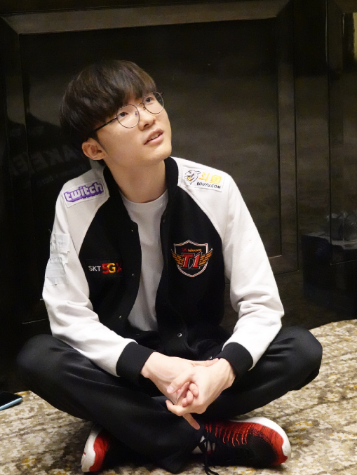 包含Ming重返赛场，表现优异首场状态出色，SKT观众沸腾！观众掌声雷动的词条