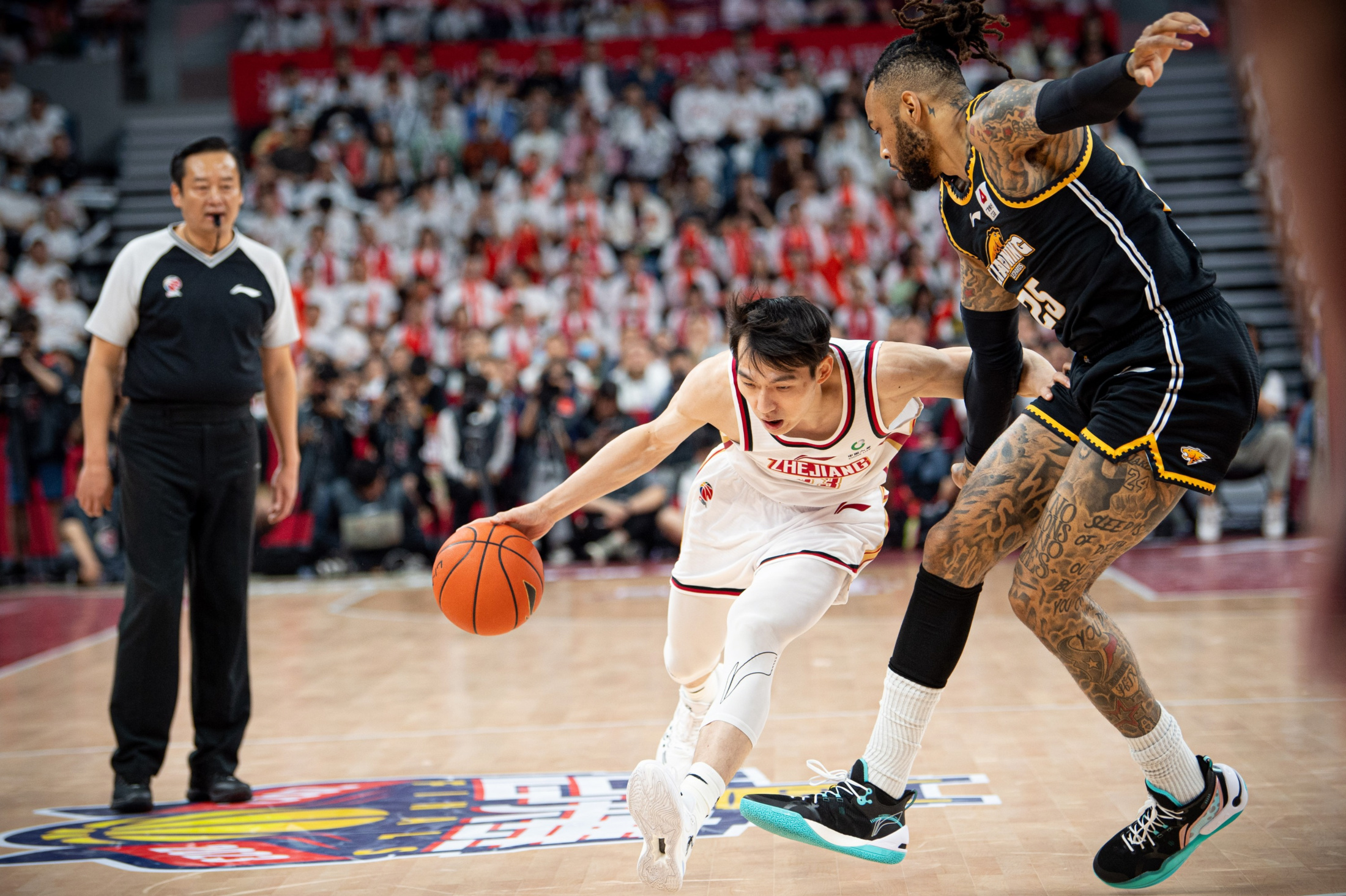 今夜体能课后，纽约尼克斯门线救险备战CBA常规赛，气氛紧张，临场指挥获称赞的简单介绍